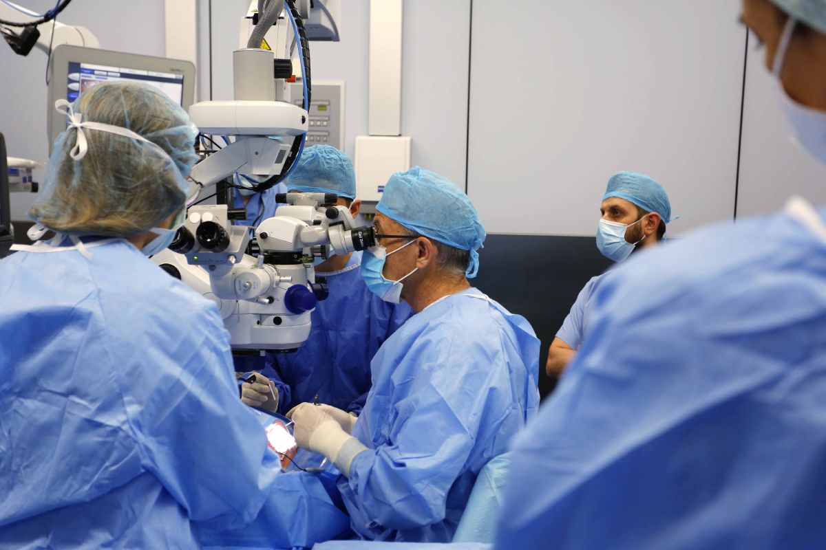 Cirujanos del Grupo IMO durante una intervención oftalmológica. FOTO: Grupo IMO. 